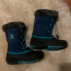 Karmik blue and black size 7 women’s snow boots